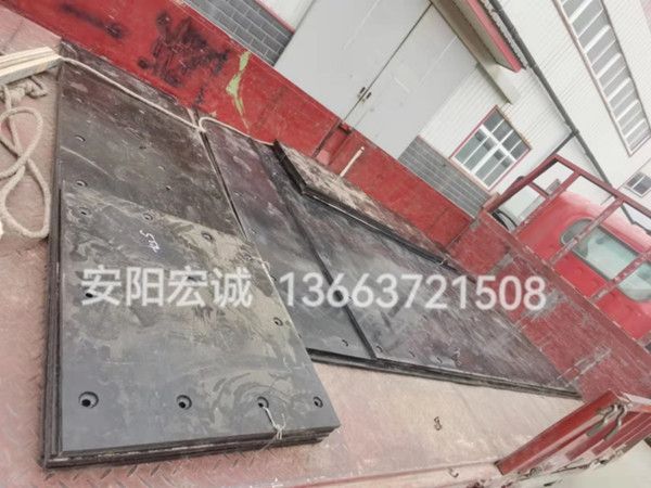 自卸車車底滑板發(fā)貨南寧，安陽宏誠自卸車車底滑板卸車沒煩惱！
